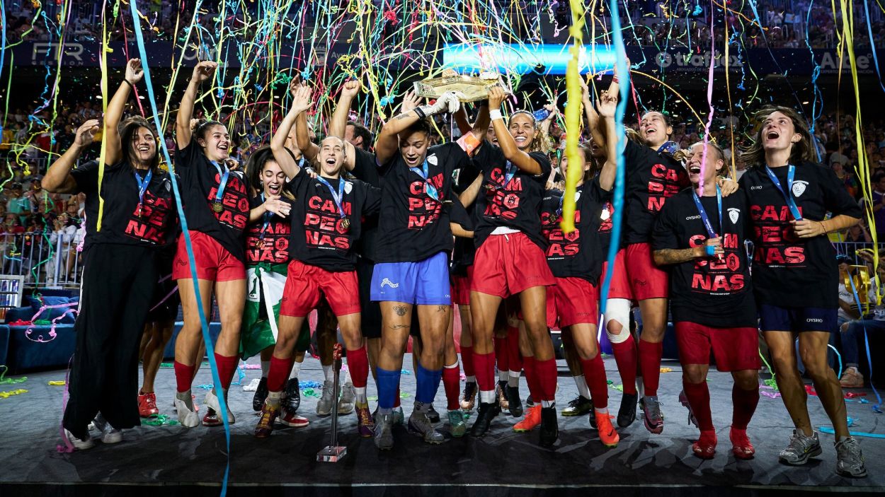 Les jugadores d'Aniquiladoras FC aixecant el trofeu de campiones / Foto: Queens League Oysho