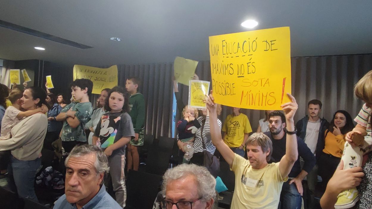 Les famílies han portat pancartes reivindicatives al ple / Foto: Cugat Mèdia