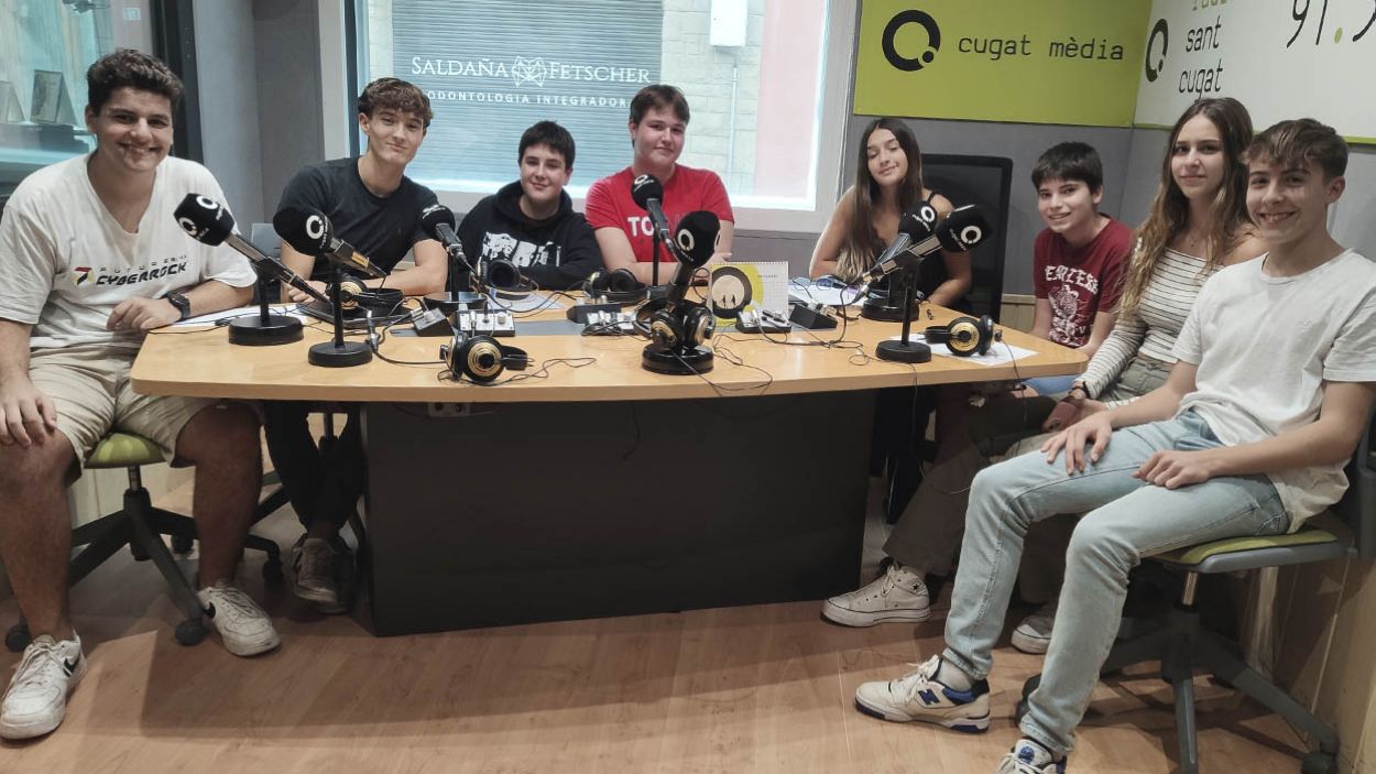 Els vuit alumnes de l'INS Angeleta Ferrer a l'estudi 1 de Ràdio Sant Cugat/Foto: Cugat Mèdia