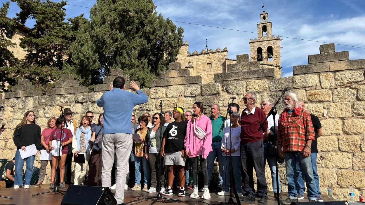 Moment de l'assaig del cor de 'Pedra i Sang' a la plaça d'Octavià / Foto: Cugat Mèdia