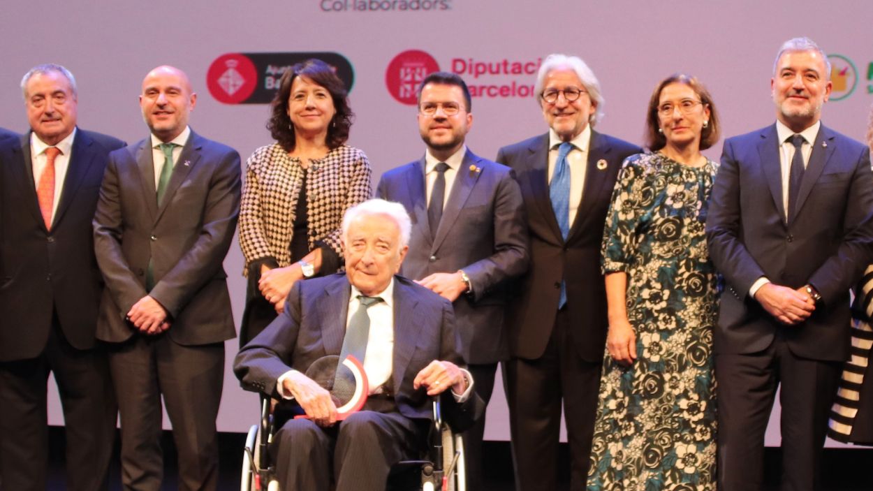Juan Echevarria Puig, al davant amb la Medalla d'Honor a la Trajectria Empresarial / Foto: ACN (Maria Asmarat)