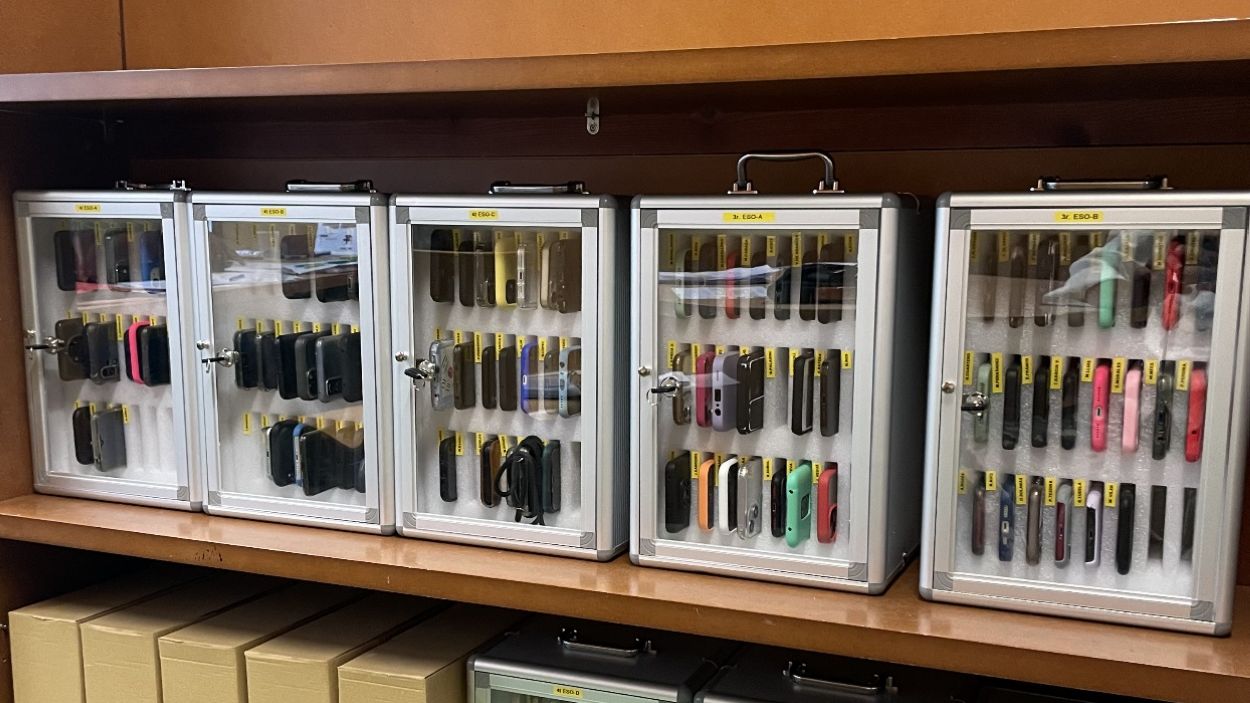 Els armaris tipus maleta on es guarden els mòbils dels alumnes de 3r i 4t d'ESO del Thau durant tota la jornada escolar / Foto: Cedida