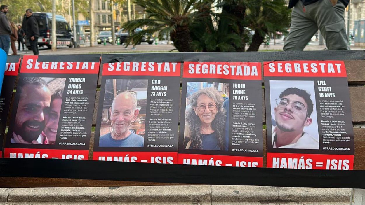 Un cartell amb alguns dels iraelians segrestats per Hamas durant la manifestaci jueva a Barcelona / Foto: Cedida