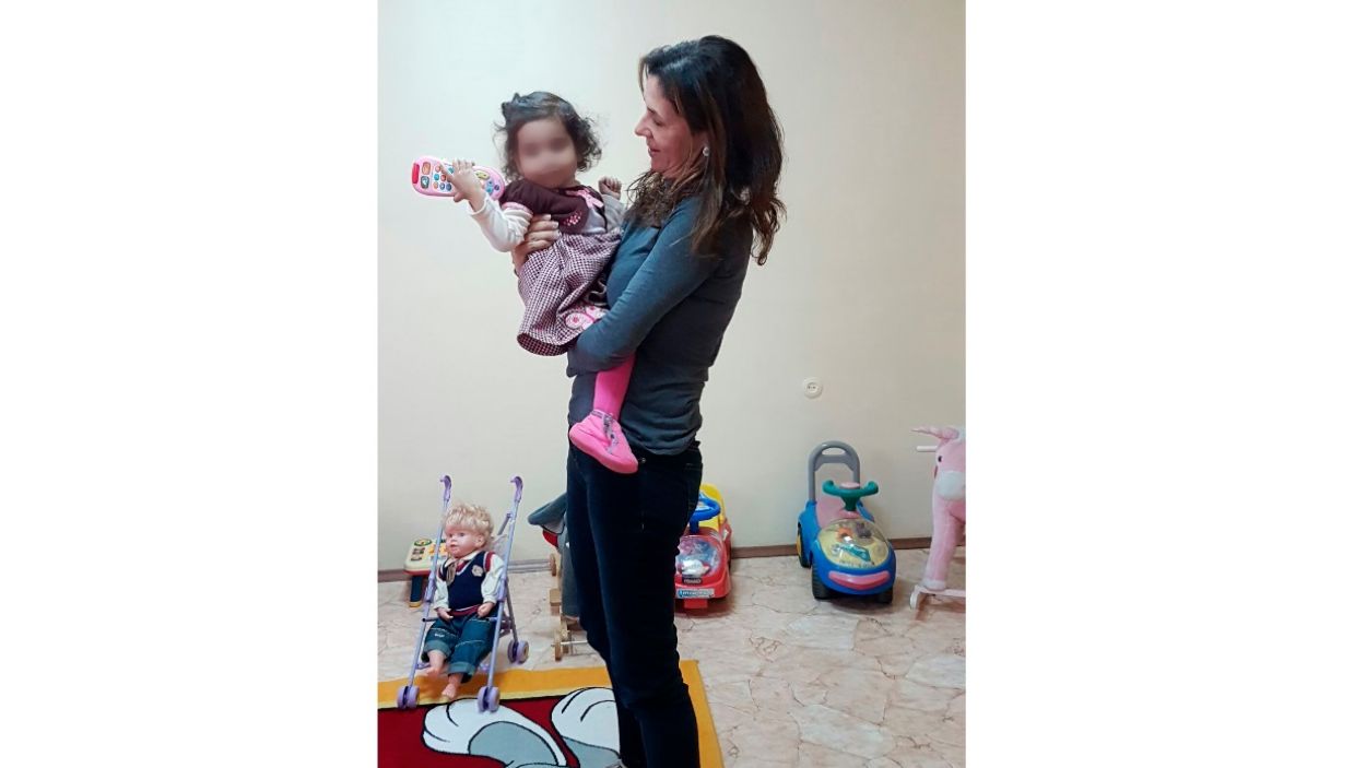 L'Alejandra i la Denitsa durant les primeres visites a l'orfenat de Bulgria