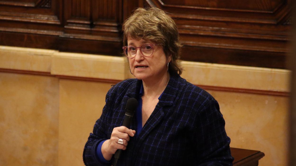 La consellera d'Educaci, Anna Sim, responent a una pregunta a la sessi de control del Parlament / Foto: ACN (Mariona Puig)