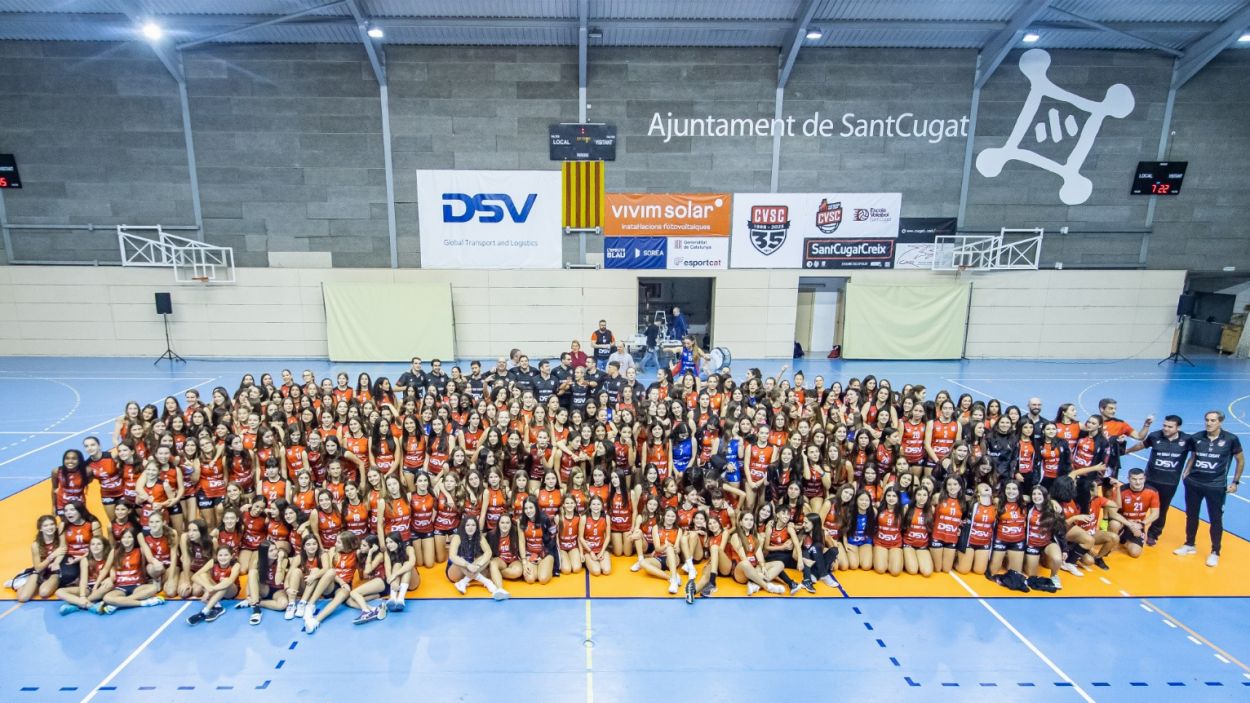 Foto de família del DSV Club Voleibol Sant Cugat / Foto: Ajuntament