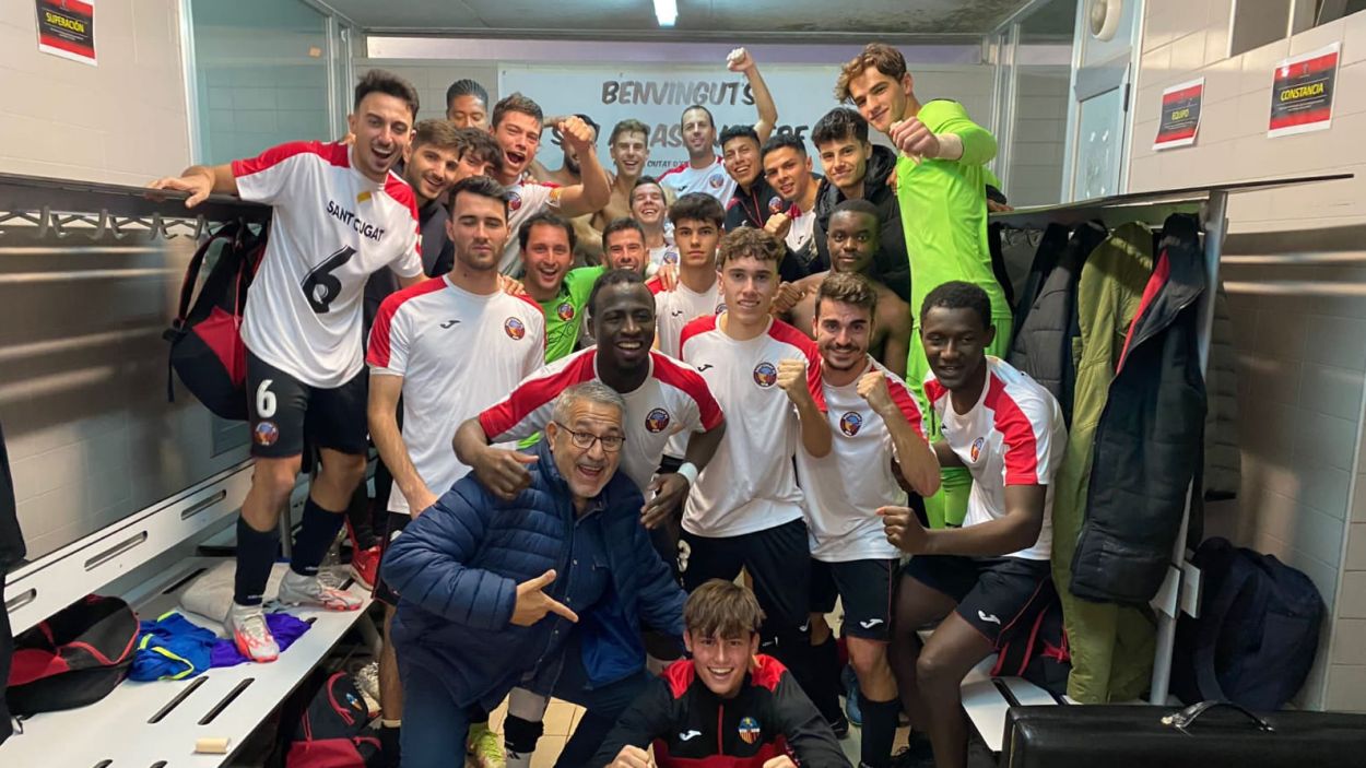 Alegria dels jugadors del SantCu desprs de superar la Pirinaica / Futbol: Sant Cugat FC