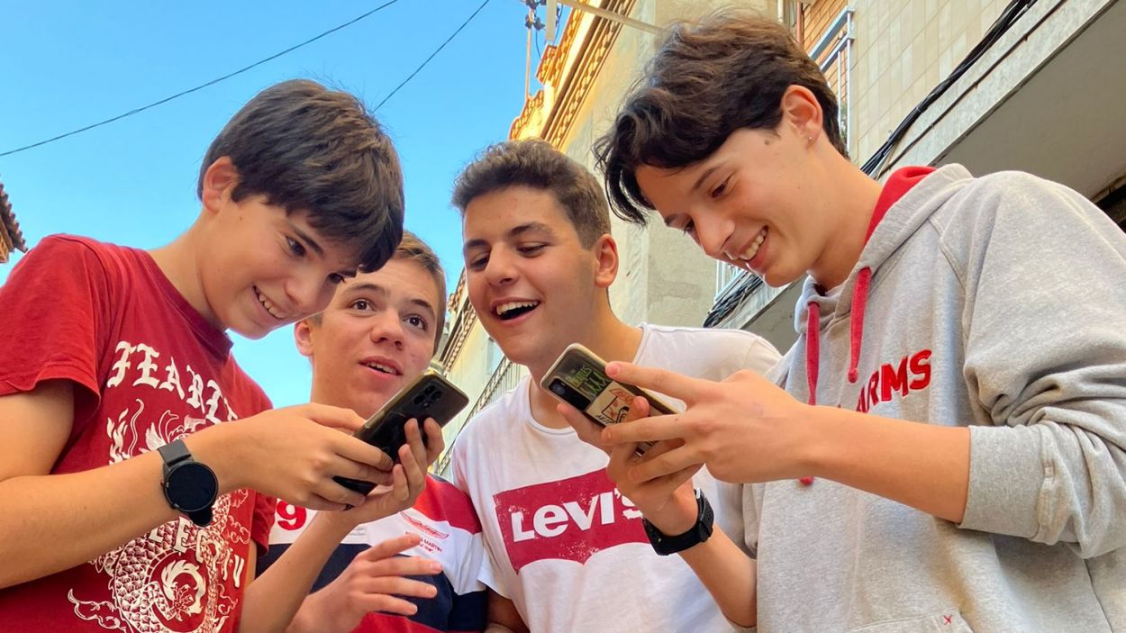 Martí Civit, Pedro Cerdán, Joan Gimeno i Genís Marcet, quatre joves de 16 anys que parlen del debat dels mòbils i els adolescents / Foto: Cugat Mèdia