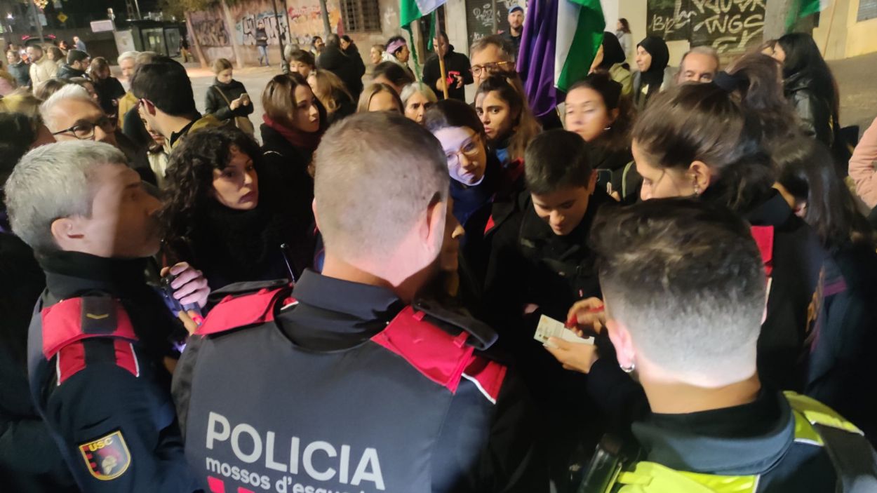 La manifestació d'Hora Bruixa contra la violència masclista, marcada per la tensió policial