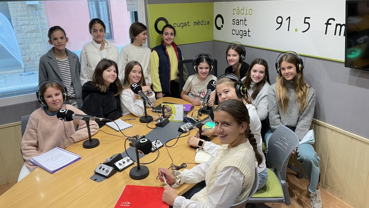 Alumnes de l'escola La Vall a l'estudi 1 de Ràdio Sant Cugat / Foto: Cugat Mèdia