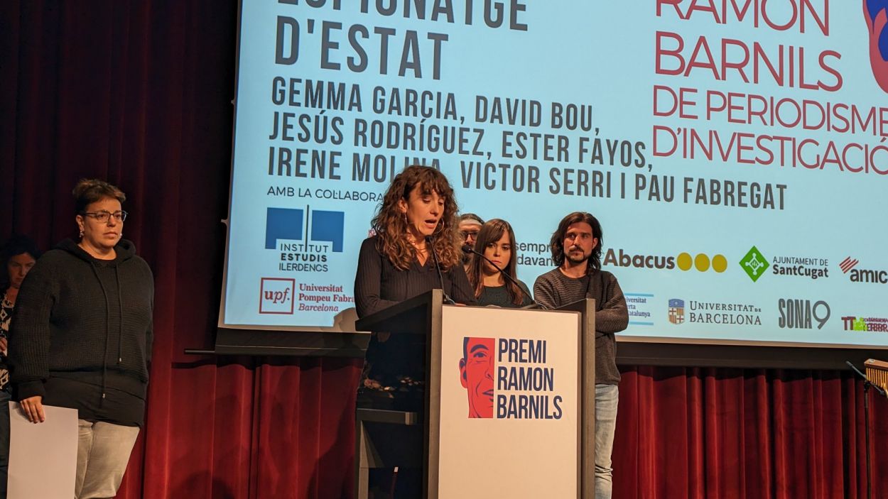 Els periodistes de La Directa, recollint el premi / Foto: Grup Barnils