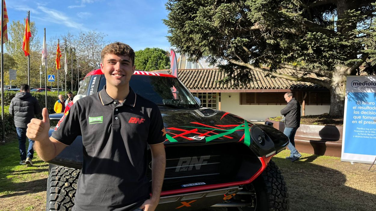 El pilot de 19 anys Pau Navarro presenta a Sant Cugat el seu cotxe pel Dakar