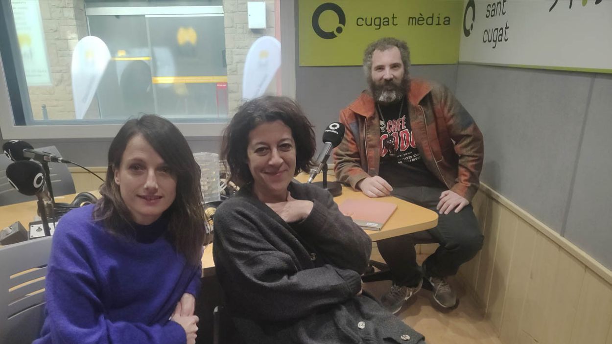 Laura Moré, Mont Soler i Roger Grífols a l'estudi Ramon Barnils de Ràdio Sant Cugat/Foto:Cugat Mèdia