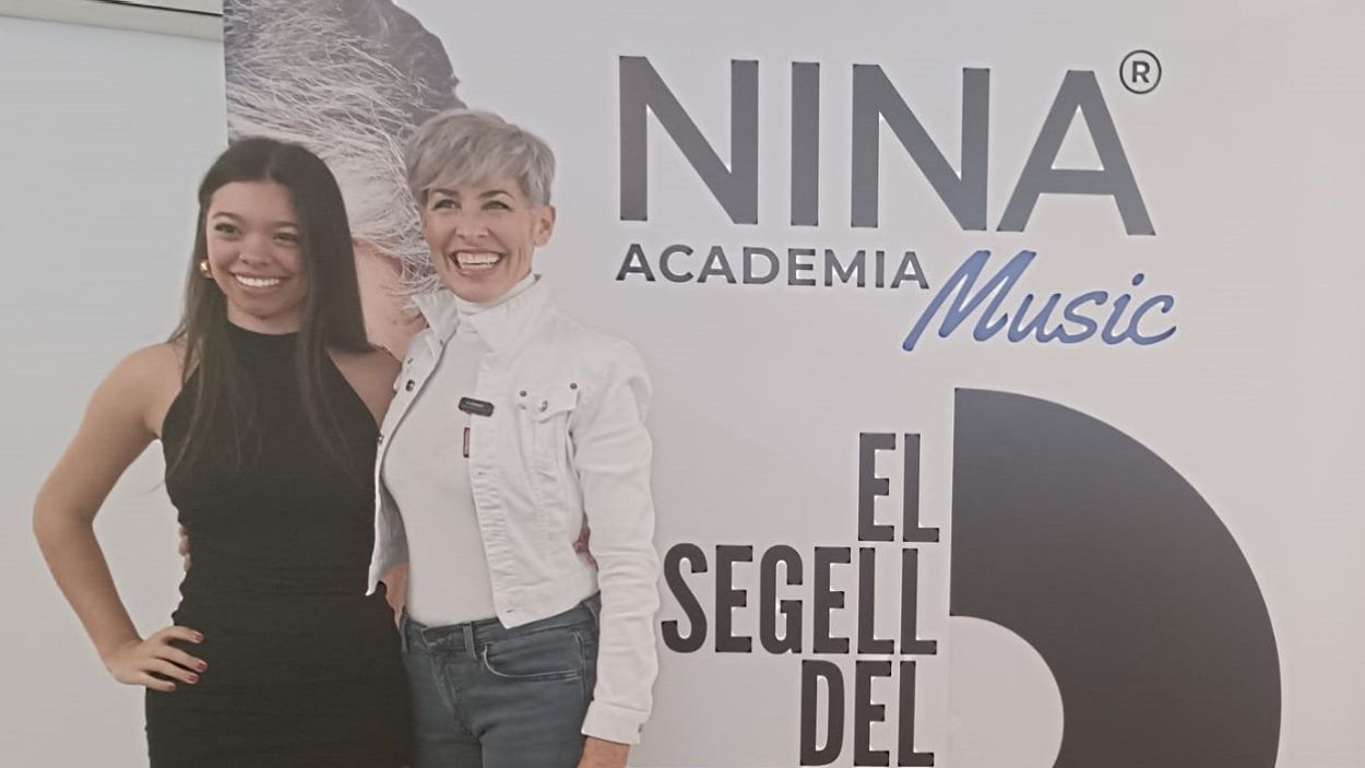 Moment de la presentació de Nina Academia Music, el nou segell discogràfic de l'artista Nina, amb la seva primera aposta, la cantat Abril Pastor / Foto: Cugat Mèdia