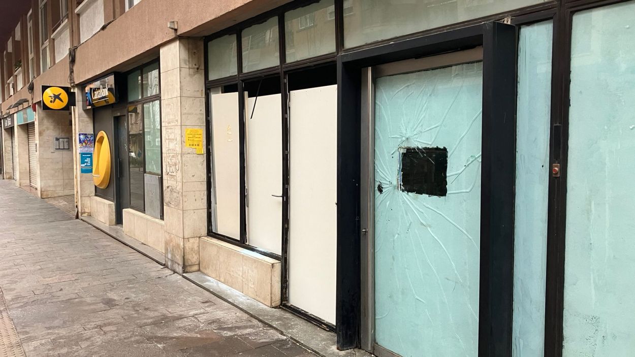 Els ocupants del caixer ocupat de l'avinguda de Cerdanyola han posat unes portes on hi havia els vidres que s'han trencat / Foto: Cedida