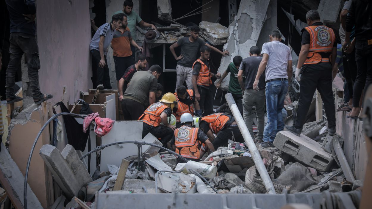 Els serveis d'emergència busquen víctimes després d'un bombardeig a Gaza / Foto: ACN - WHO