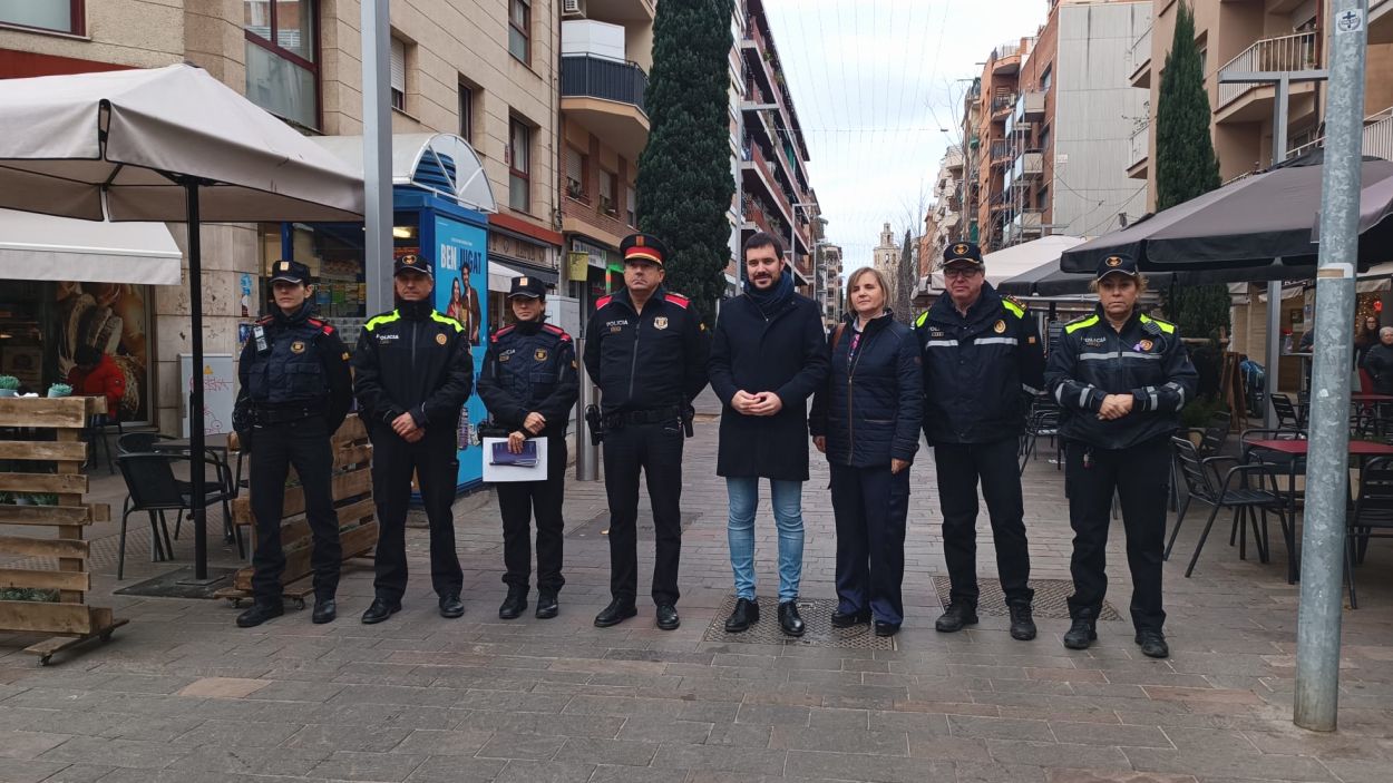 Imatge conjunta de Policia Local i Mossos d'Esquadra amb el tinent d'alcaldia de Seguretat Ciutadana, Bernat Picornell, i la gerent de Sant Cugat Comerç, Adela Burgos, durant la presentació de la campanya nadalenca 
