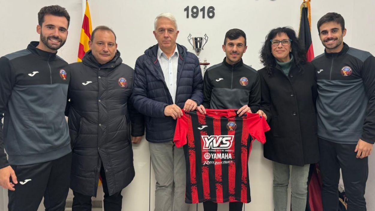 Hurtado amb el president del SantCu i altres membres del club / Foto: Sant Cugat FC