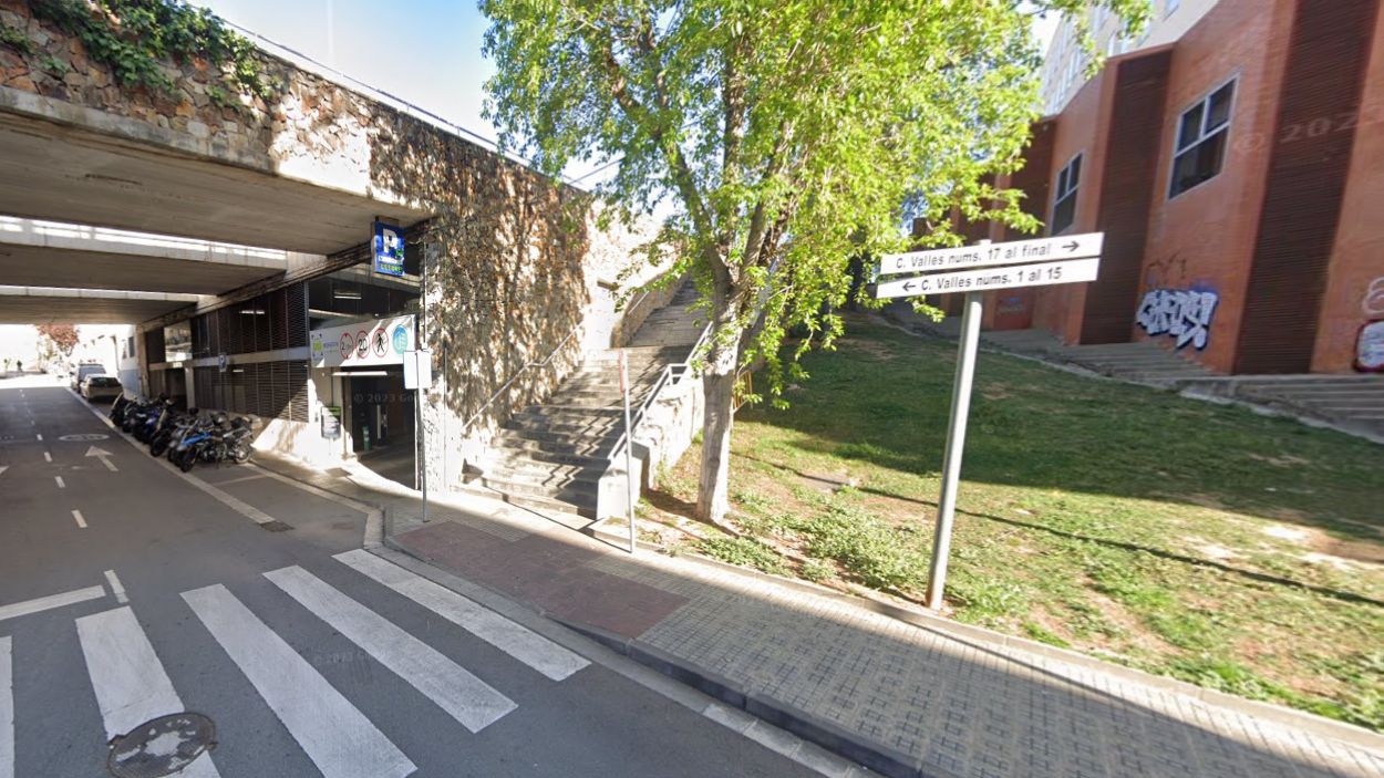 Entrada a l'aparcament del Monestir, pel carrer de Valls, des d'on es podia accedir a l'ascensor per evitar les escales / Foto: Google Maps
