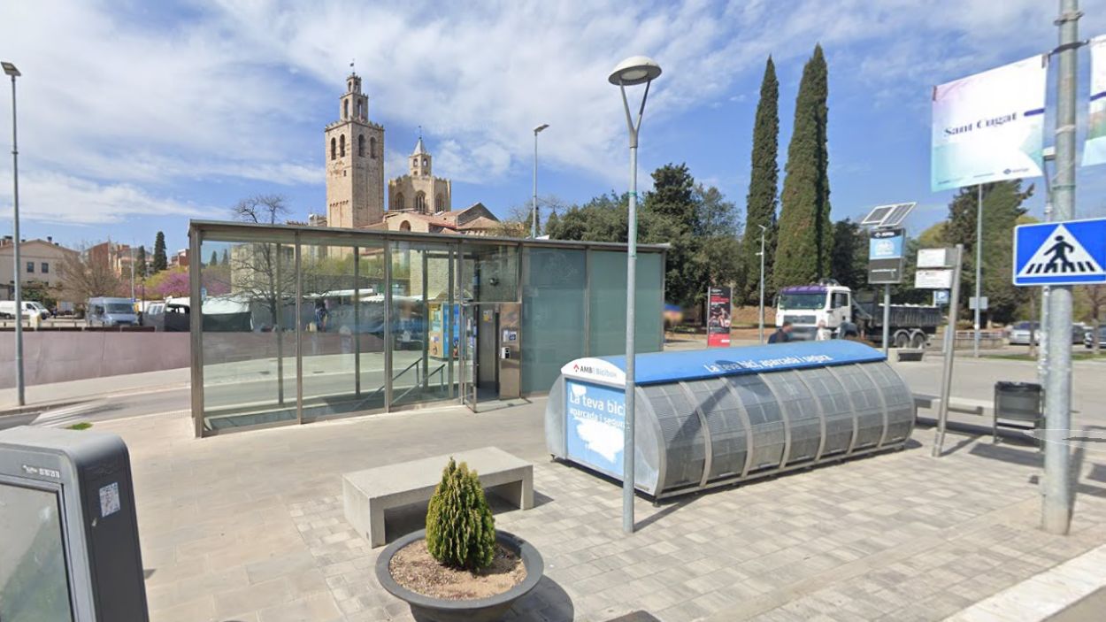 Ascensor de l'aparcament del Monestir que connecta amb el carrer de Valls que queda per sota 
