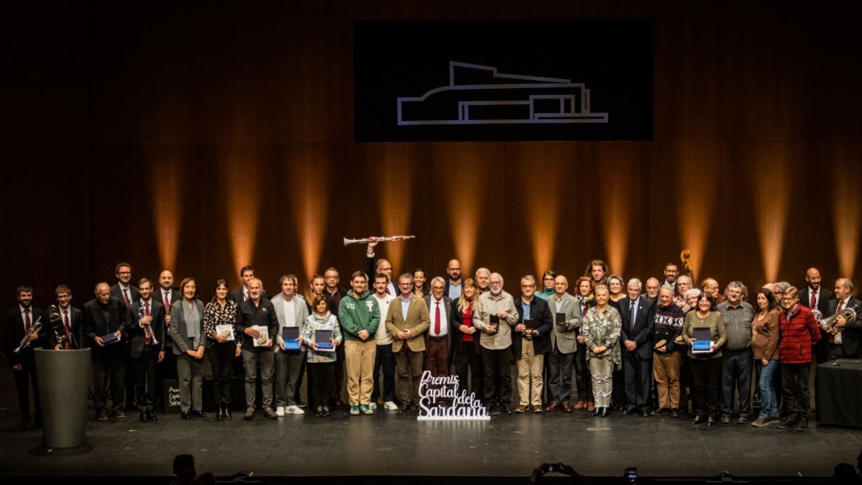 Foto de famlia dels guardonats als Premis Capital de la Sardana / Foto: Ajuntament de Sant Cugat