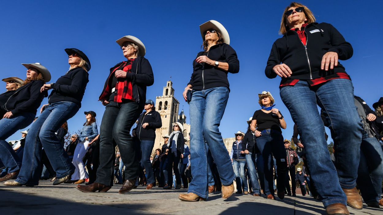 Un moment de la ballada de Country a la plaça de l'U d'Octubre / Foto: Ajuntament de Sant Cugat