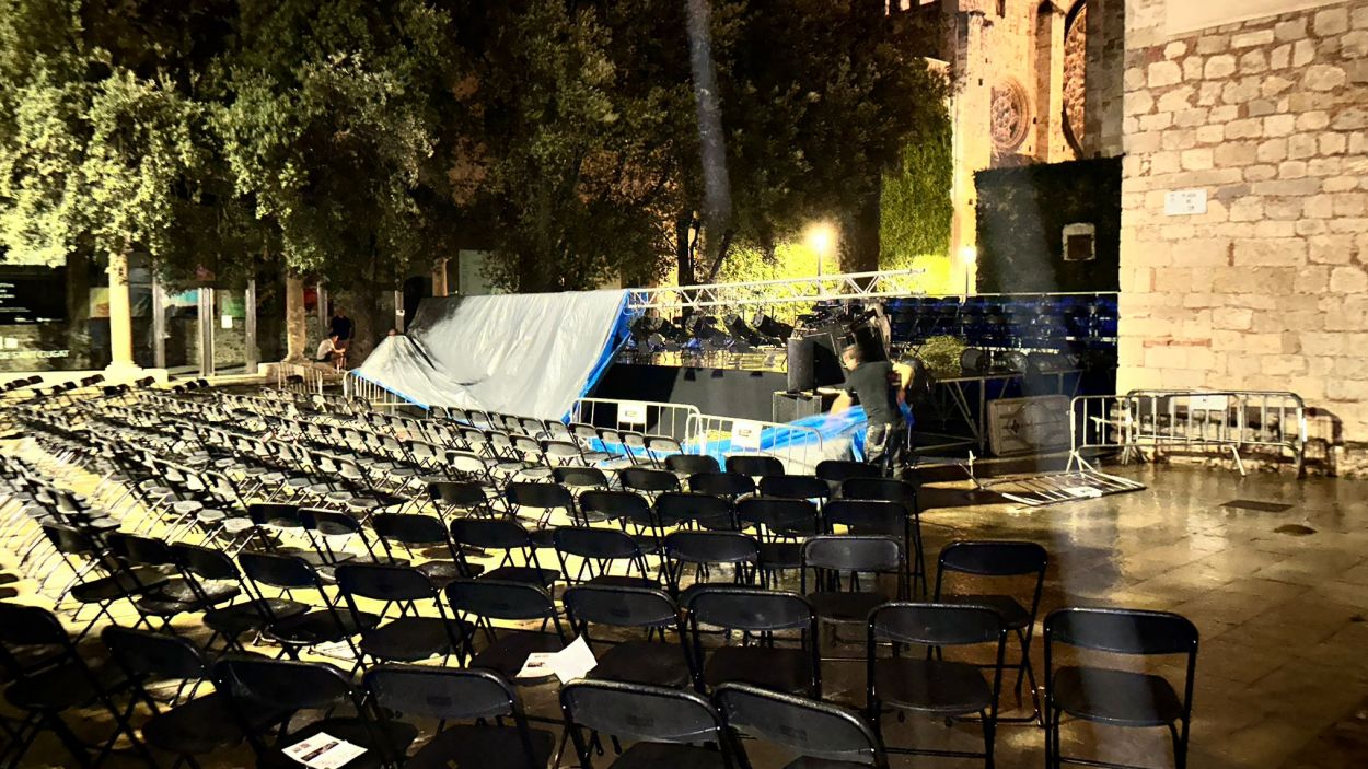 Operaris de l'Ajuntament tapant els aparells de l'escenari per la pluja / Foto: Cugat Mèdia