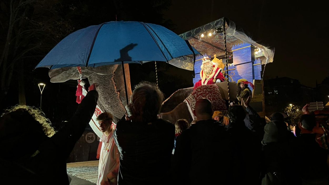 La pluja, tmida, ha fet acte de presncia durant la cavalcada del centre de Sant Cugat / Foto: Cugat Mdia