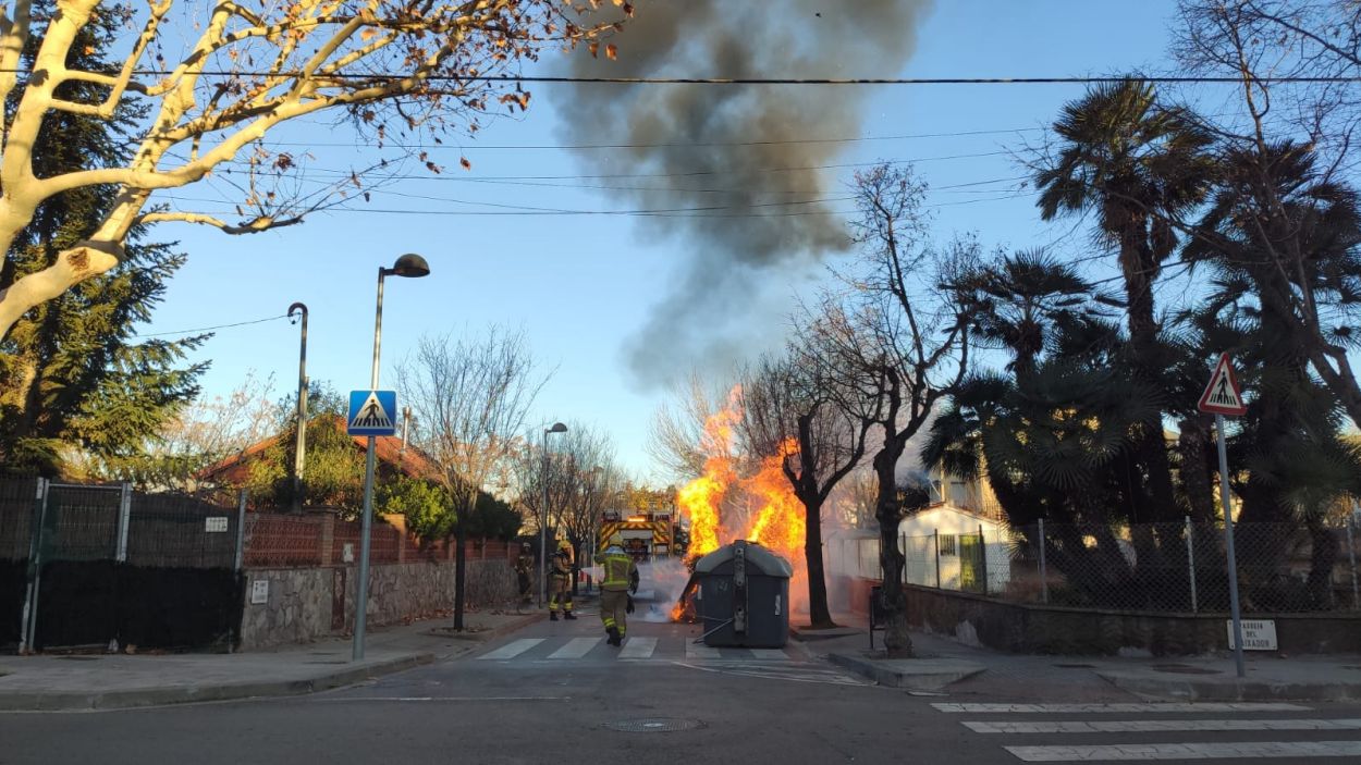 Contenidor cremant al carrer de Salamanca, amb passeig del Baixador / Foto: Cugat Mèdia