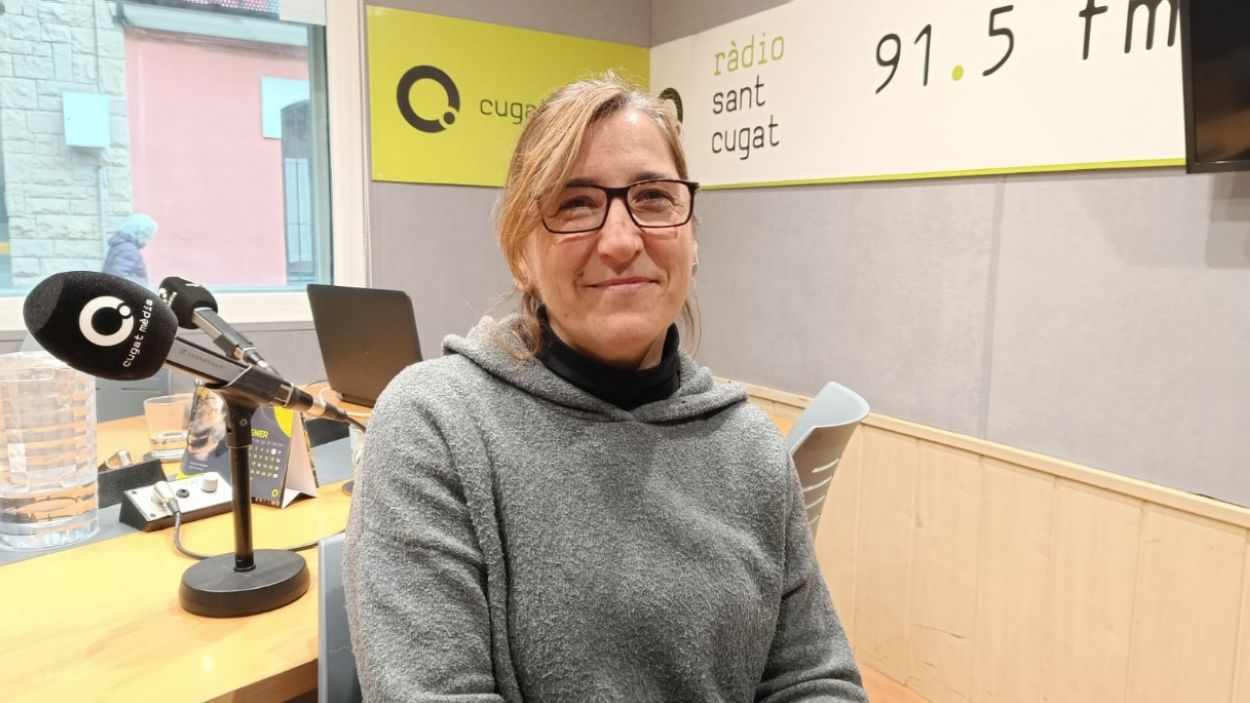 Marta Ribot, presidenta d'Aliats amb l'Autisme, a l'estudi 1 de Ràdio Sant Cugat / Foto: Cugat Mèdia
