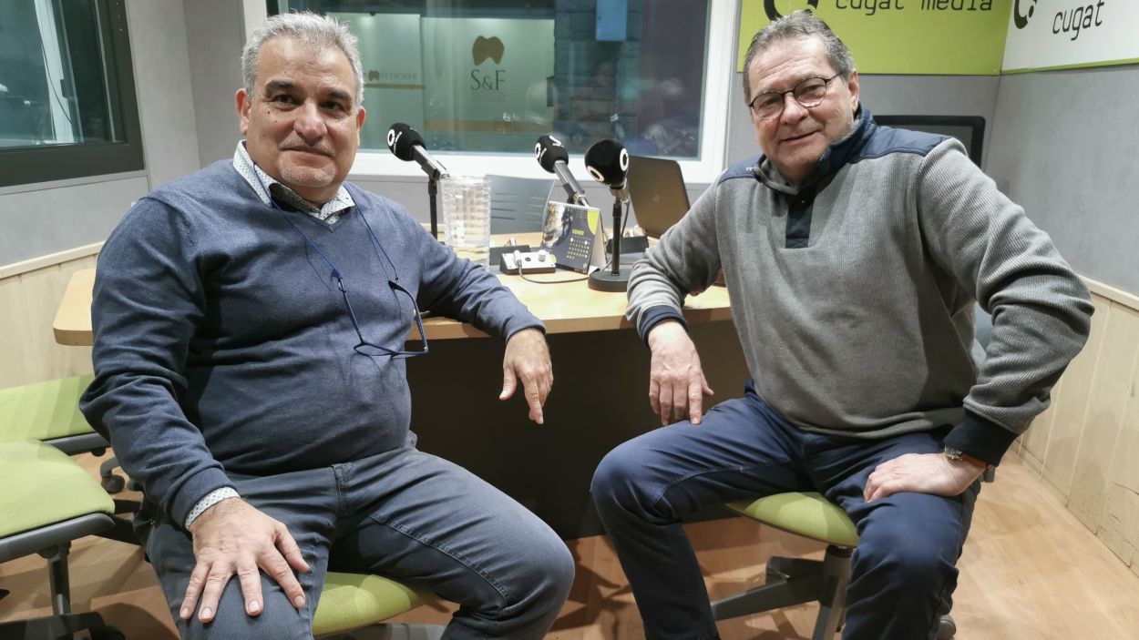 Joan Franquesa, president, i Jaume Sàbat, secretari, de Dom Cugat, a Ràdio Sant Cugat / Foto: Cugat Mèdia