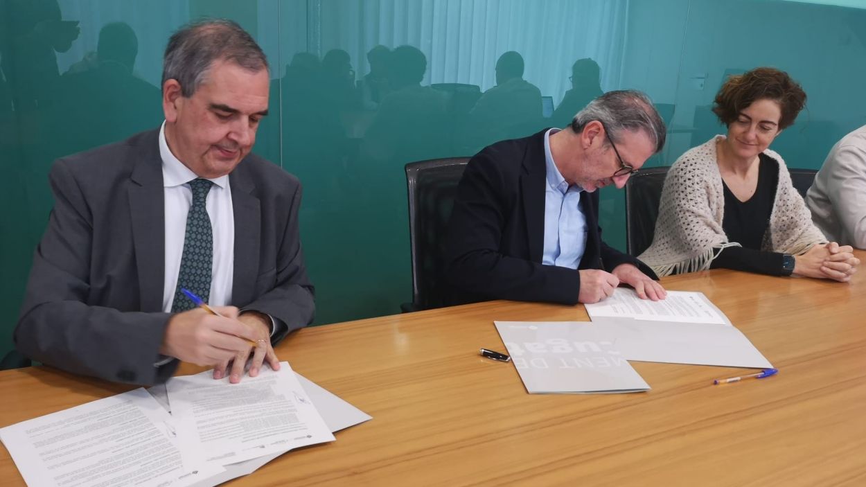 Xavier Mate i Josep Maria Valls han signat el conveni a l'Ajuntament / Foto: Ajuntament Sant Cugat