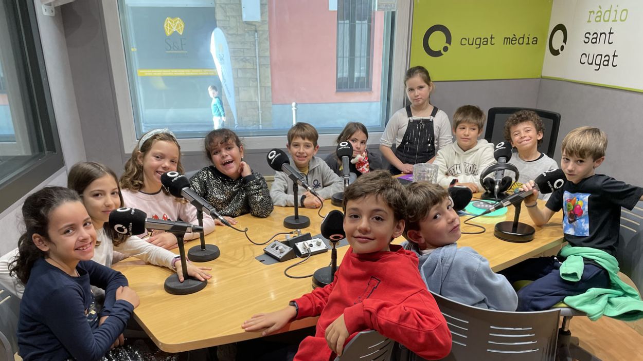 Alumnes de 3r de l'escola Ciutat d'Alba a l'estudi 1 de Ràdio Sant Cugat. / Foto: Cugat Mèdia
