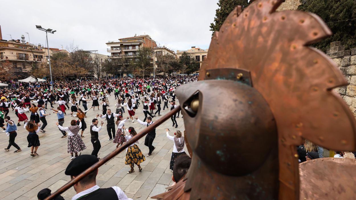 El Gall de Carnaval contempla el Ball de Gitanes / Foto: Ajuntament de Sant Cugat