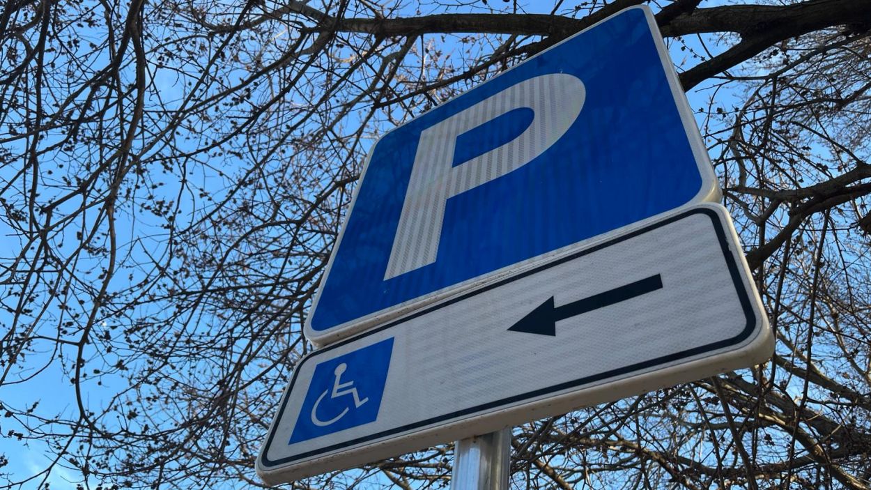 Imatge de les places reservades d'aparcament / Foto: Cugat Mèdia