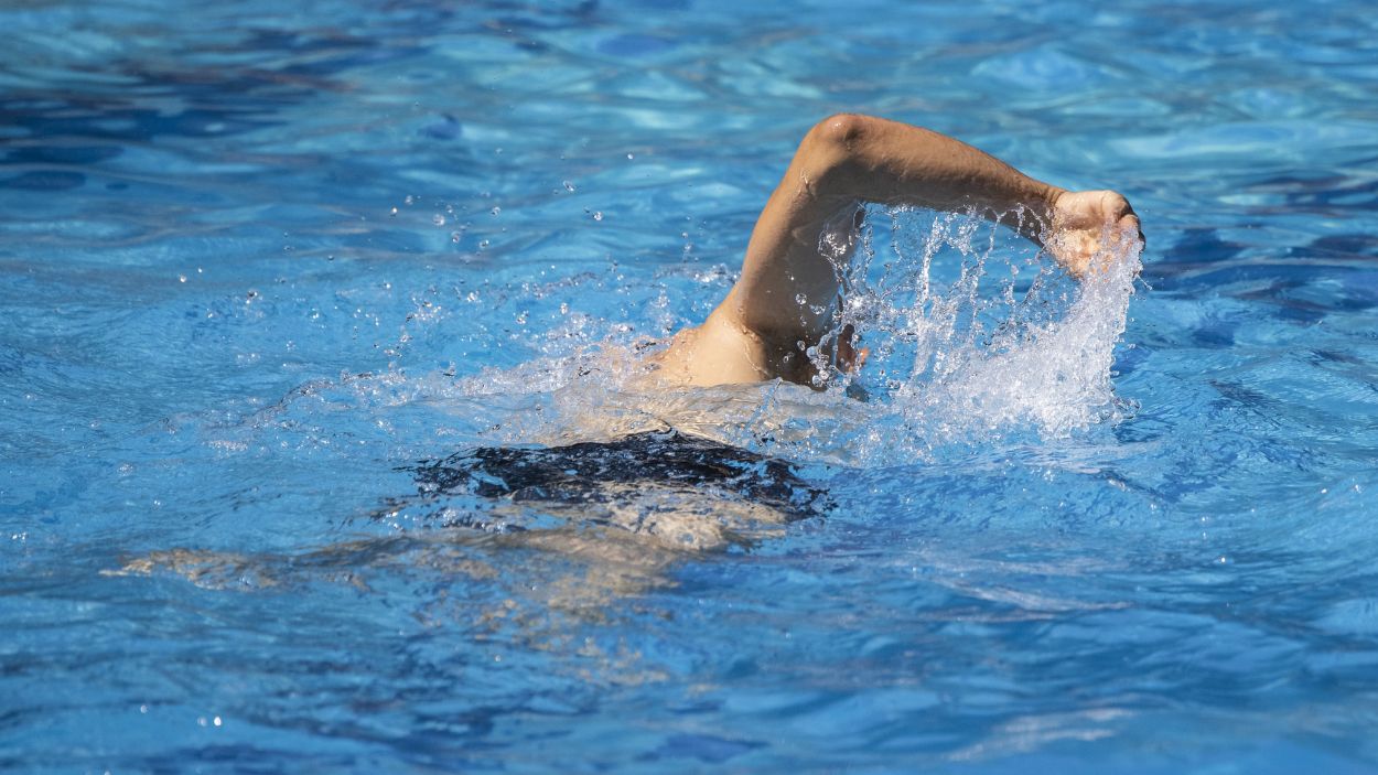 Un home nadant a la piscina municipal del Parc Central aquest estiu / Foto: Cugat Mdia