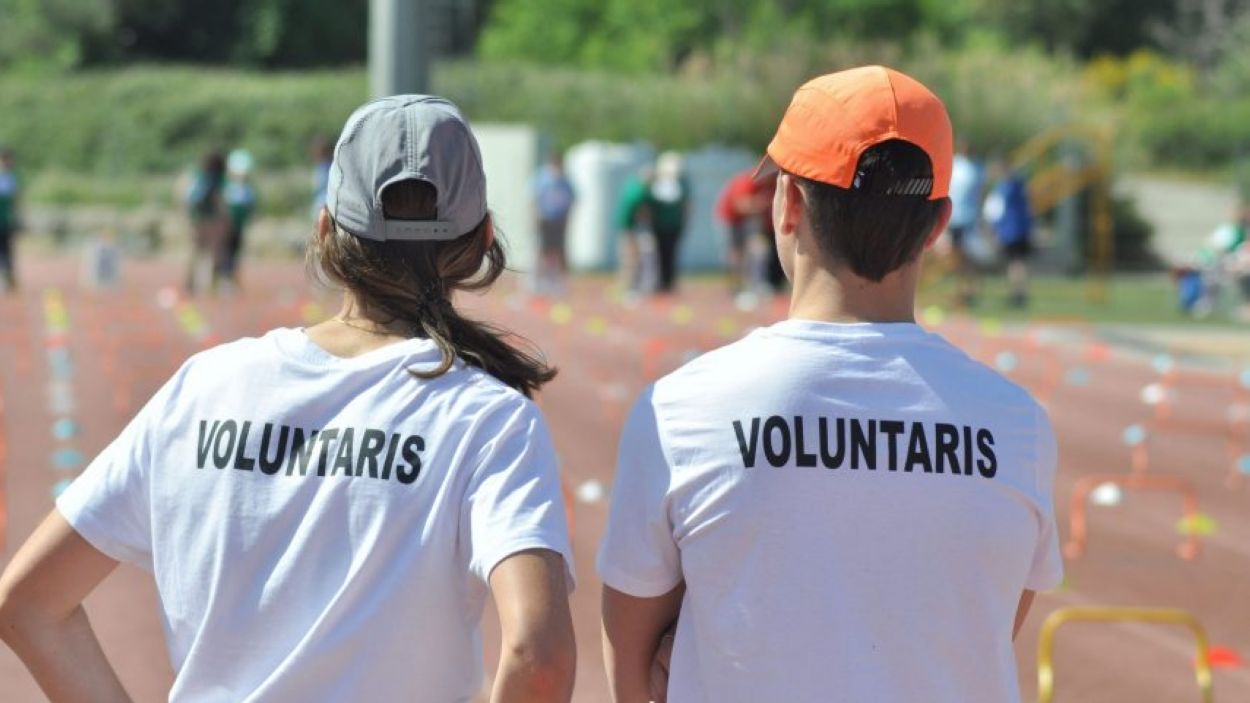 Imatge de dos voluntaris del Club Muntanyenc Sant Cugat en una de les activitats que organitza / Foto: CMSC