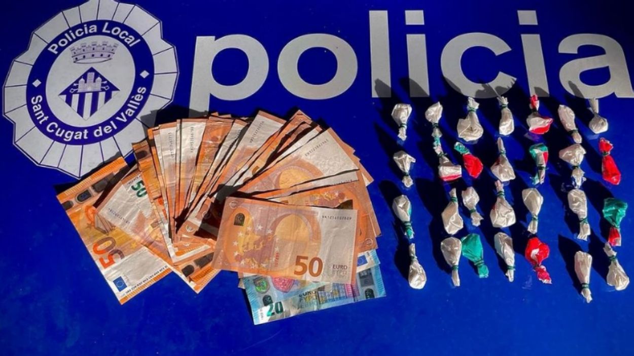 Els 28 embolcalls de cocana i els 1.395 euros que portava a sobre la persona detinguda