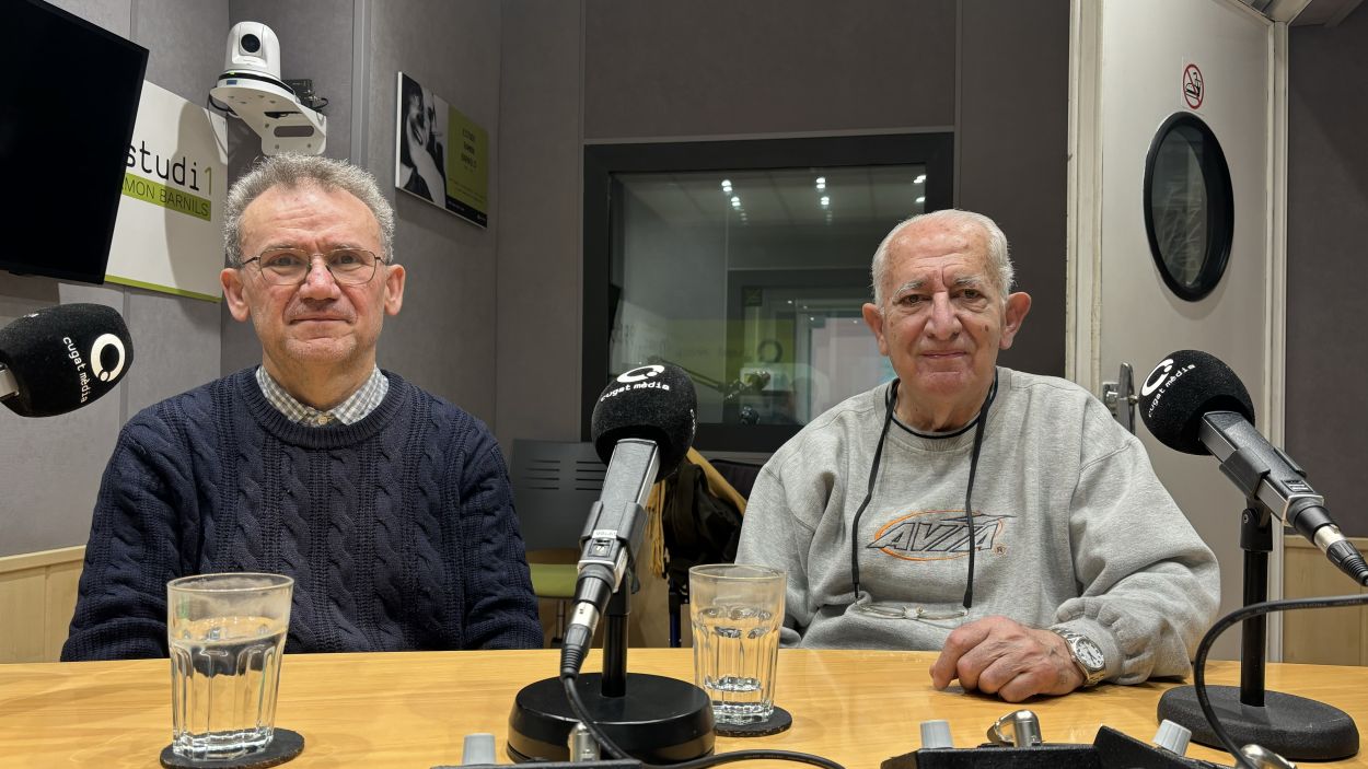 Joan Manuel Moncau (esquerra) i Biel Moreras a l'estudi 1 de Rdio Sant Cugat durant el programa 'Entitats'