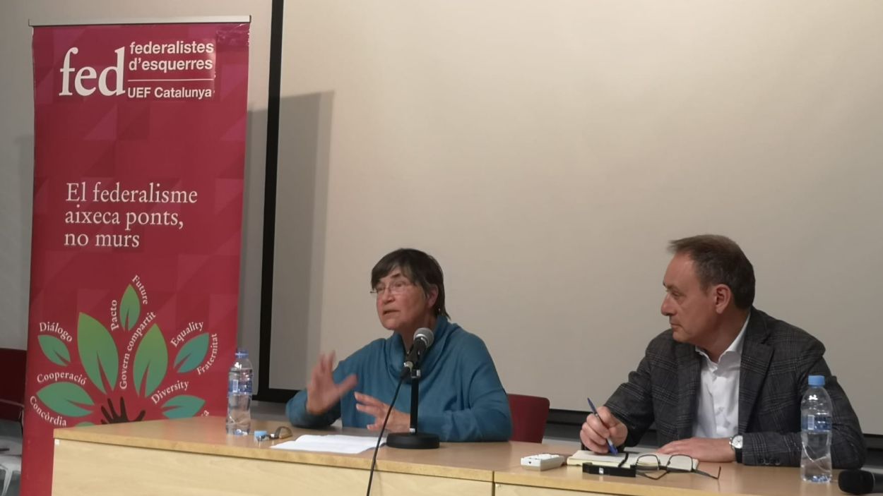Montserrat Colldeforns i Albert de Gegrorio durant la xerrada de Federalistes d'Esquerra del 27 de febrer / Foto: cedida