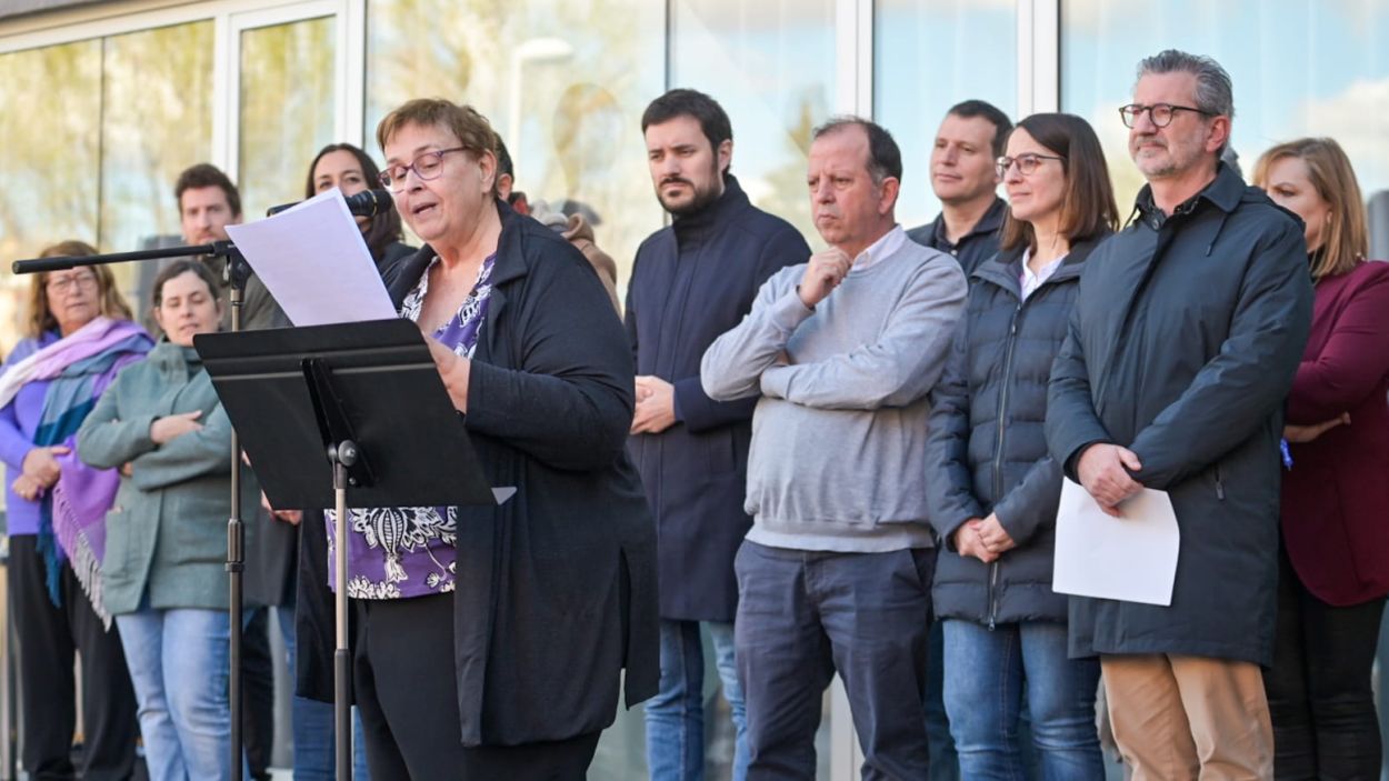 Moment de la lectura del manifest institucional del 8-M / Foto: Ajuntament de Sant Cugat