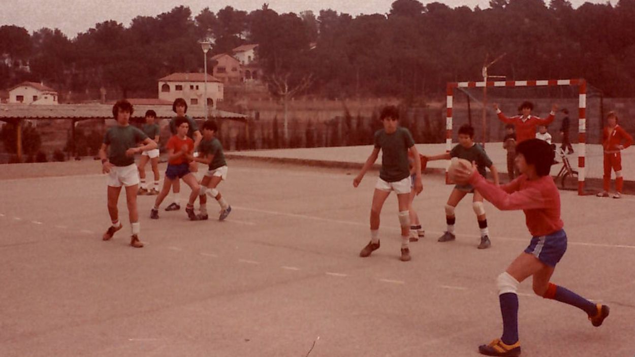 Imatge d'un partit de lliga escolar al Ferran i Clua / Foto; Handbol Sant Cugat