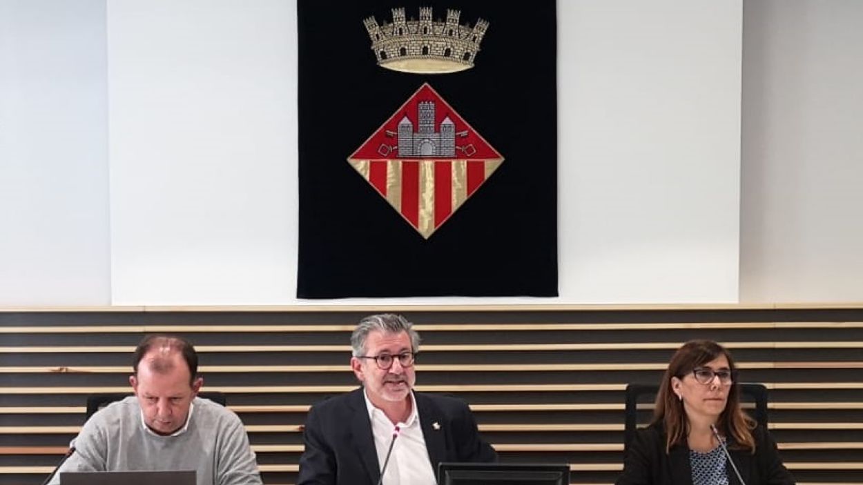 Carles Brugarolas, Josep Maria Valls i Cristina Paraira, a la sala de plens / Foto: Ajuntament de Sant Cugat