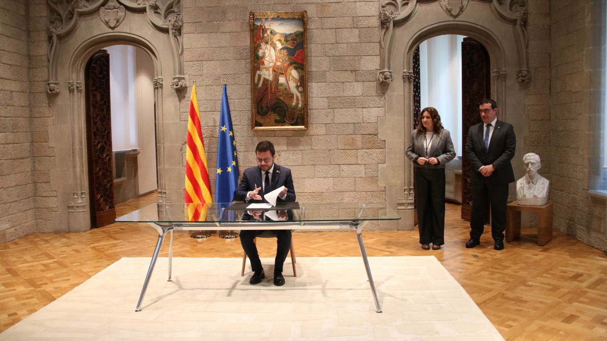 El president, Pere Aragons, en el moment de la signatura al Palau de la Generalitat / Foto: ACN (Bernat Vilar)