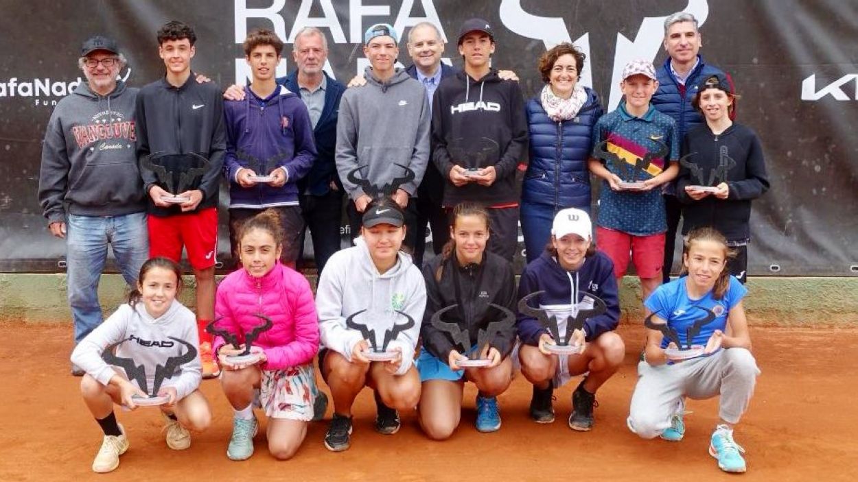 Campions i campiones del torneig de tenis Rafa Nadal disputat a Valldoreix / Foto: EMD Valldoreix