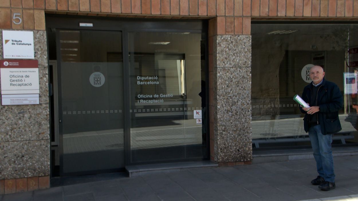 L'Andreu Vidal davant l'Oficina de Recaptaci de la Diputaci al carrer Sant Ramon de Sant Cugat / Foto: Cugat Mdia