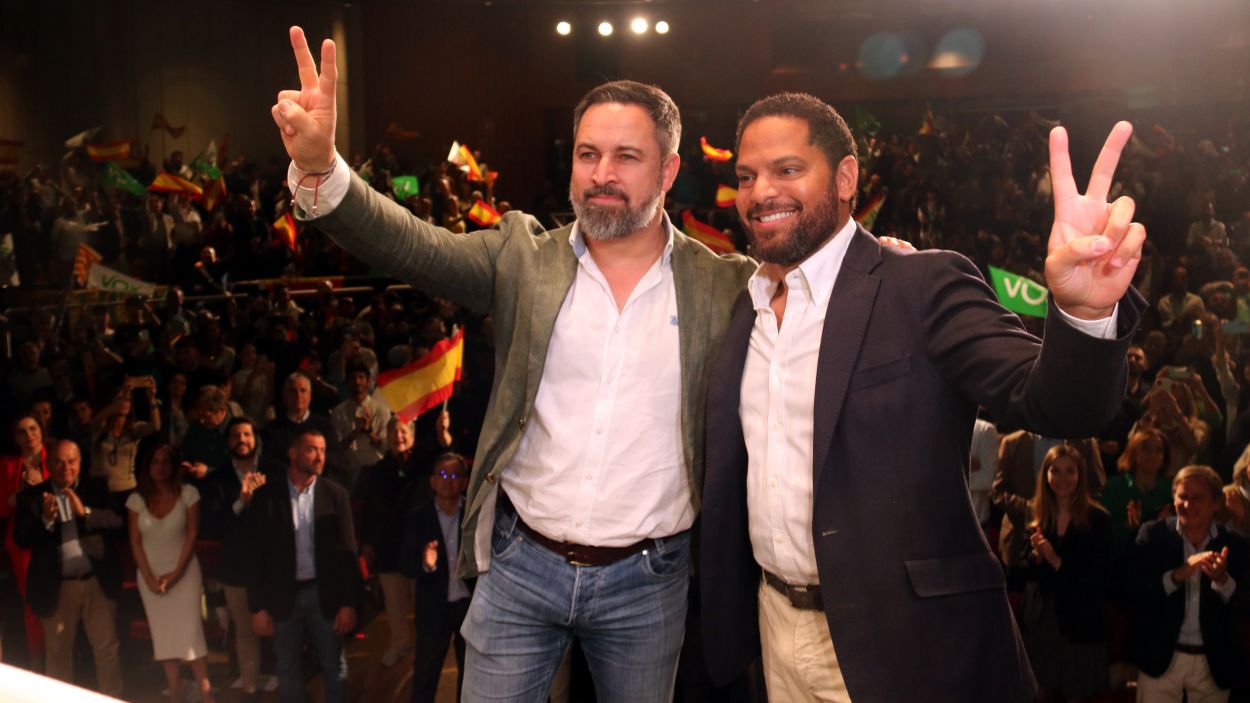 Santiago Abascal i Ignacio Garriga saludant a l'inici de l'acte de presentaci de la candidatura a Terrassa  / Foto: ACN (lex Recolons)