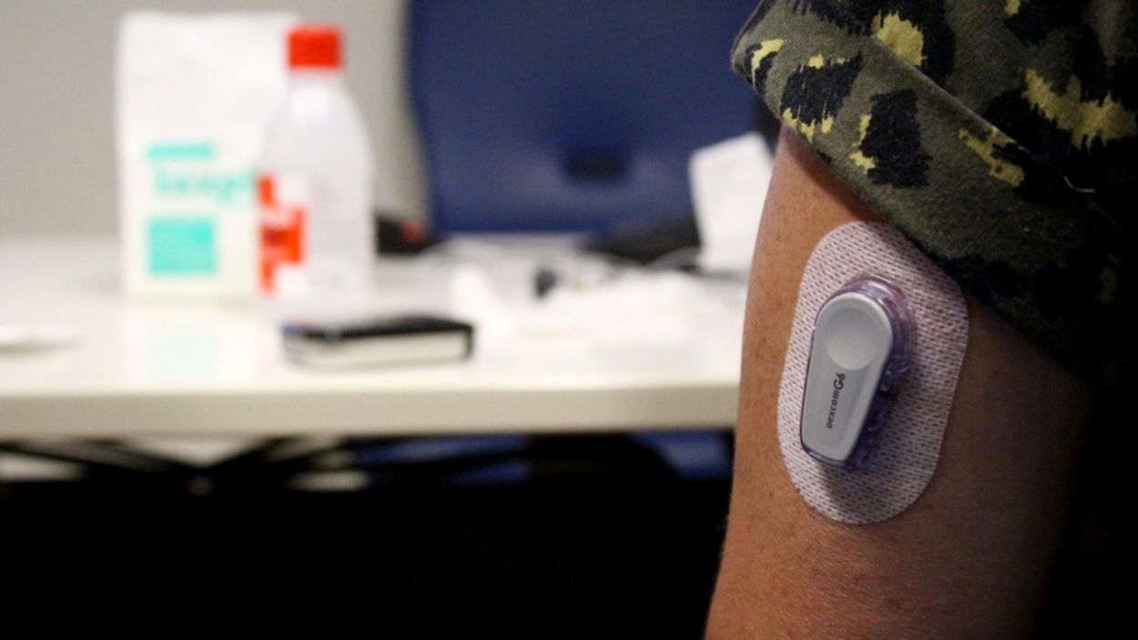 Un sensor de nivells de glucosa al bra d'un pacient / Foto: Cedida a l'ACN per l'Hospital Joan XXIII