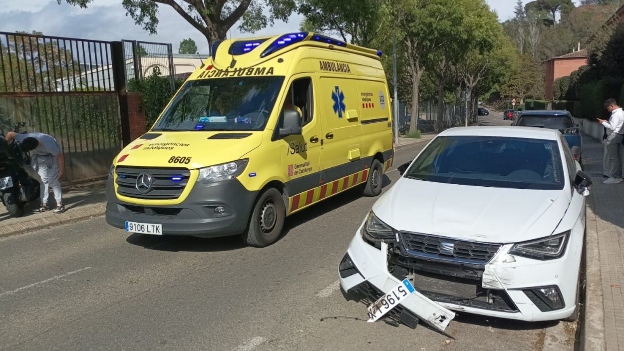 El cotxe i la moto accidentats i l'ambulncia al mig / Foto: Cugat Mdia