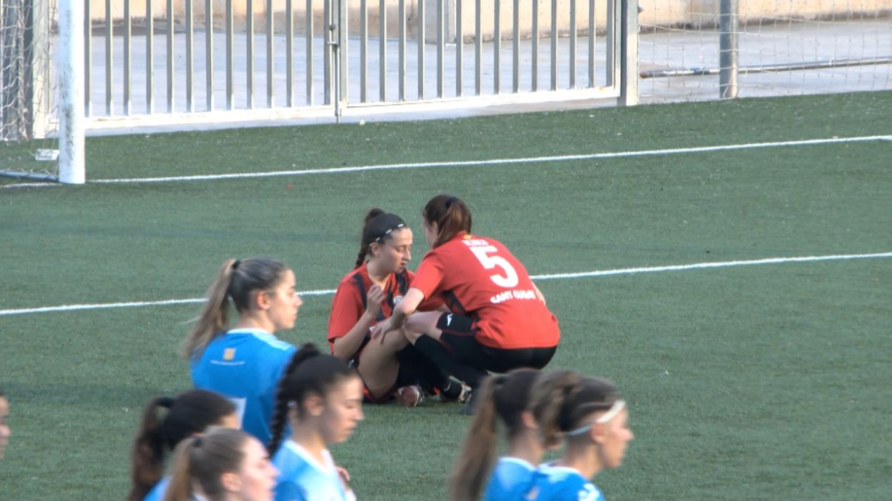 Dues jugadores dels Sant Cugat FC es lamenten pel gol del Llerona en l'ltim moment / Foto: Cugat Mdia